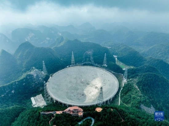 這是2023年7月26日拍攝的“中國(guó)天眼”全景（無(wú)人機(jī)照片，維護(hù)保養(yǎng)期間拍攝）。 新華社記者 歐東衢 攝