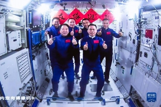 這是2023年10月26日在北京航天飛行控制中心拍攝的神舟十六號(hào)航天員乘組與神舟十七號(hào)航天員乘組“全家福”。 新華社發(fā)（韓啟揚(yáng) 攝）