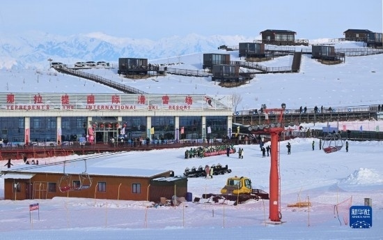 隨著新雪季的到來，那拉提國際滑雪場迎來眾多游客（(12月21日攝）。