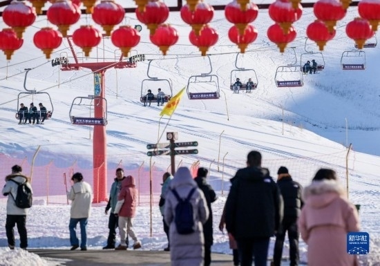 12月21日，那拉提國際滑雪場迎來眾多游客。