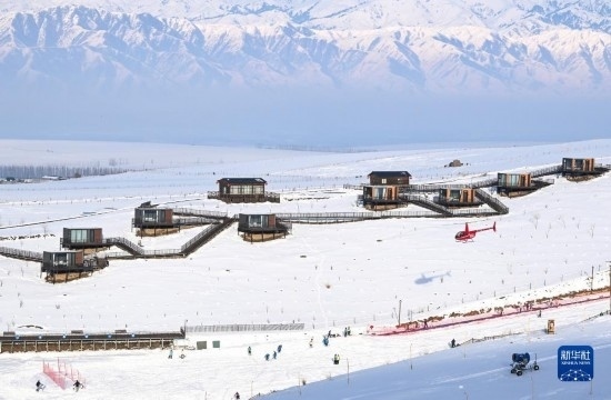 那拉提國際滑雪場旁新近落成的雪景星空民宿（12月21日攝）。