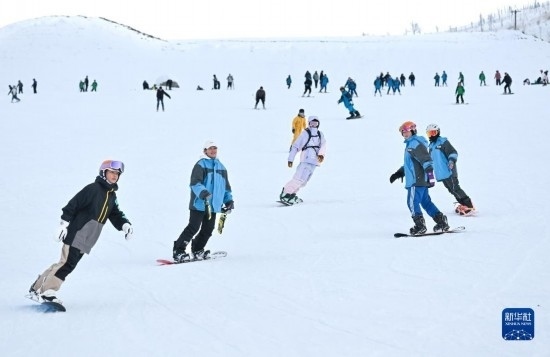 12月21日，游客在那拉提國際滑雪場滑雪。