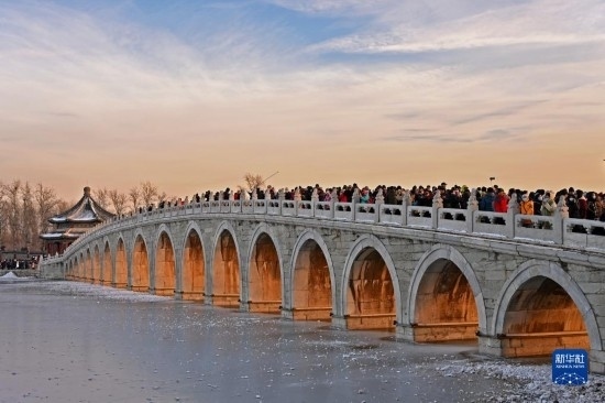 這是12月22日拍攝的頤和園十七孔橋“金光穿洞”景象。