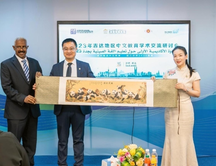 主辦方向與會代表贈送書畫作品。主辦方供圖