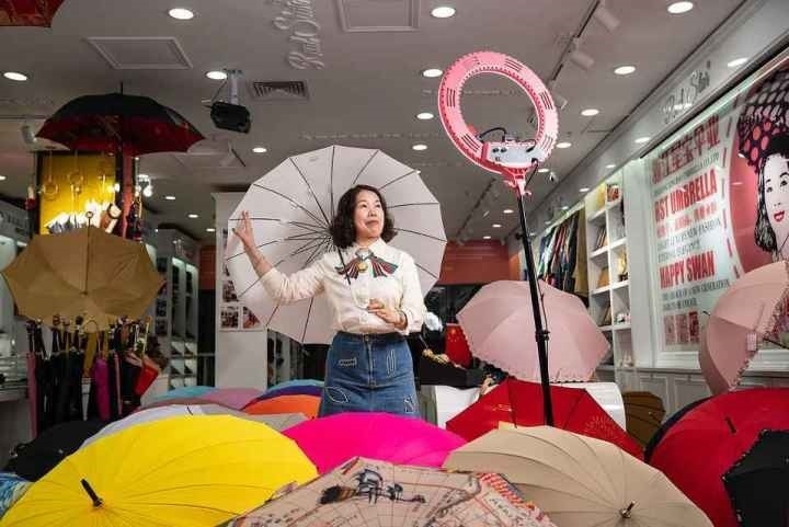 在義烏打拼了27年的商戶張吉英，正通過直播銷售雨傘。義烏市委宣傳部供圖