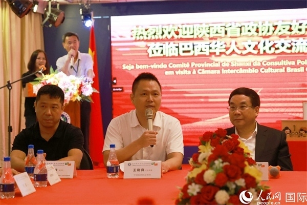 中國駐里約熱內(nèi)盧代總領事王尉育（中）在座談會中致辭。人民網(wǎng)記者 陳海琪攝