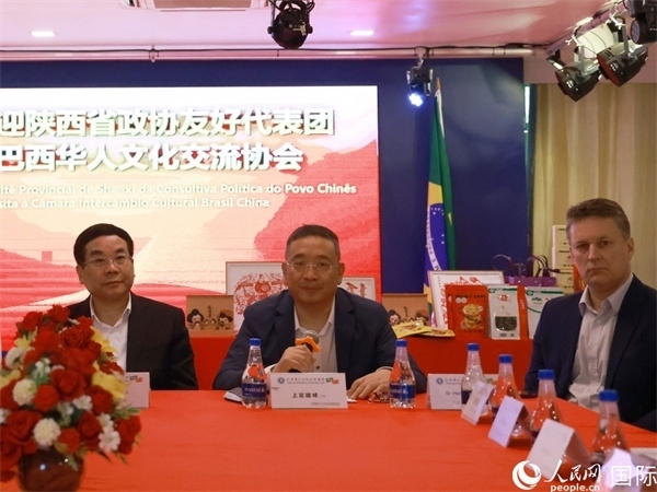 巴西華人文化交流協(xié)會主席上官建峰（中）在座談會上發(fā)言。人民網(wǎng)記者 陳海琪攝