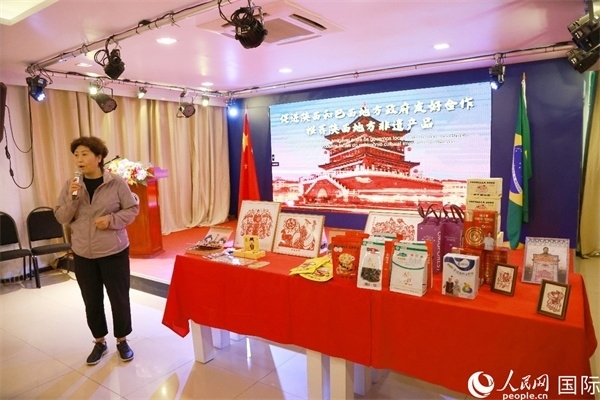 代表團成員、咸陽市政協(xié)主席李曉靜向與會嘉賓介紹了陜西的特色產(chǎn)品。人民網(wǎng)記者 陳海琪攝