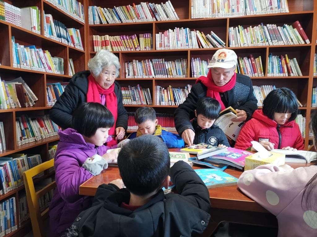 夏昭炎夫婦在譚家垅村的小書屋輔導(dǎo)小學生。（劉峰 攝）