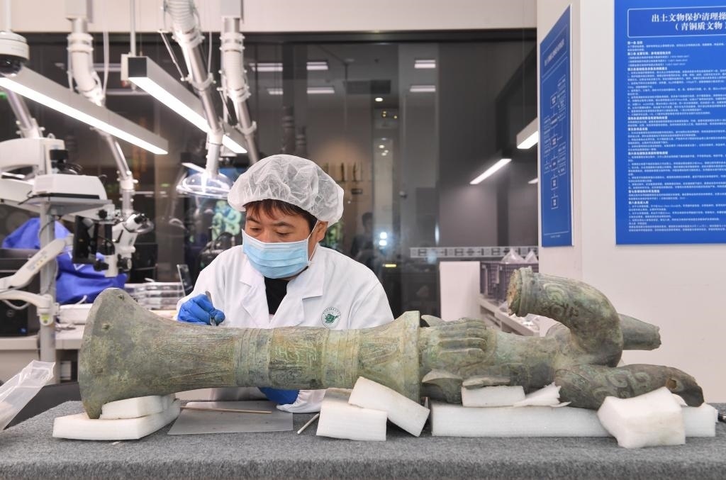 在三星堆博物館文物保護與修復(fù)館內(nèi)，工作人員在對文物進行清理。新華社記者劉坤 攝