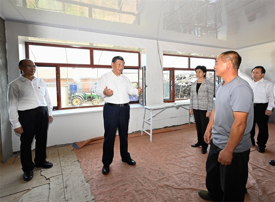 2023年9月7日，在遭受洪澇災(zāi)害的黑龍江尚志市老街基鄉(xiāng)龍王廟村，習(xí)近平總書記走進村民楊春貴家中，察看受損房屋修繕情況。