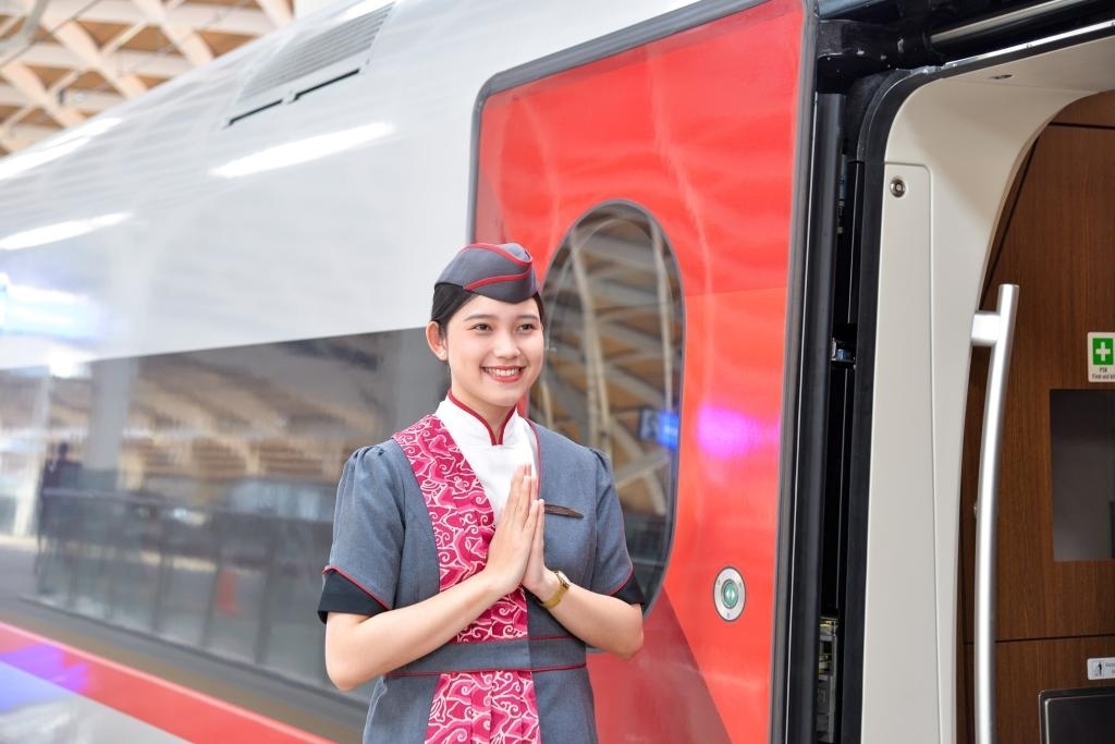 12月12日，乘務人員在印度尼西亞雅加達的哈利姆車站站臺歡迎乘坐雅萬高鐵的乘客。新華社記者徐欽攝