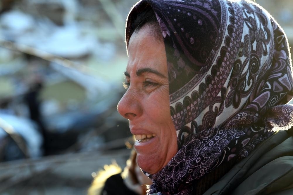 2月8日，在土耳其哈塔伊的一處地震廢墟，當?shù)鼐用竦却H人的消息。新華社記者沙達提攝