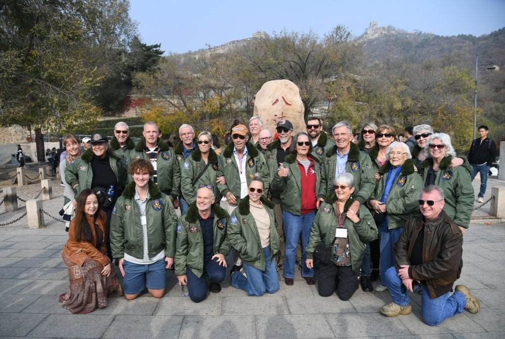 2023年10月29日，飛虎隊(duì)老兵莫耶一行人在北京八達(dá)嶺長(zhǎng)城合影留念。當(dāng)日，美中航空遺產(chǎn)基金會(huì)訪華代表團(tuán)成員陸續(xù)抵達(dá)北京。新華社記者 任超 攝