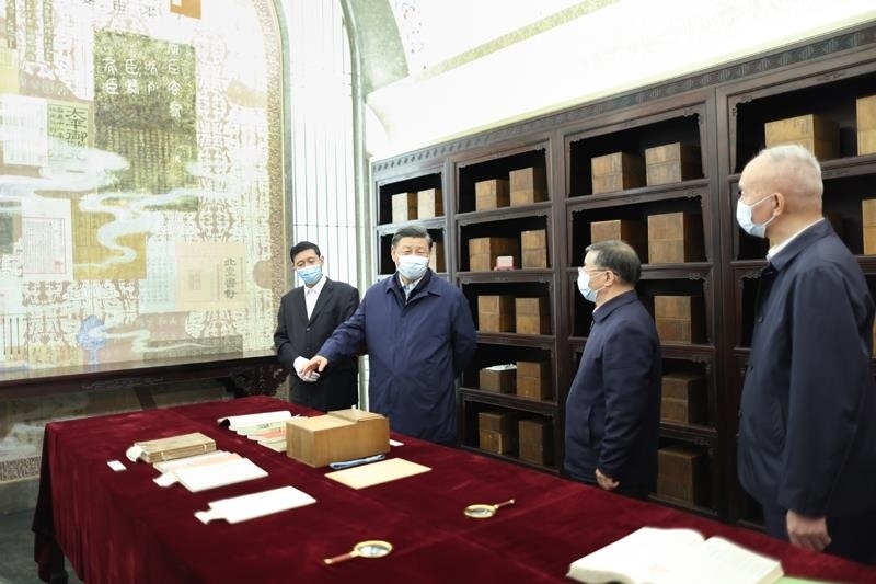 △2023年6月1日，習(xí)近平總書記在中國國家版本館考察時(shí)，在蘭臺洞庫了解館藏精品版本保存情況。