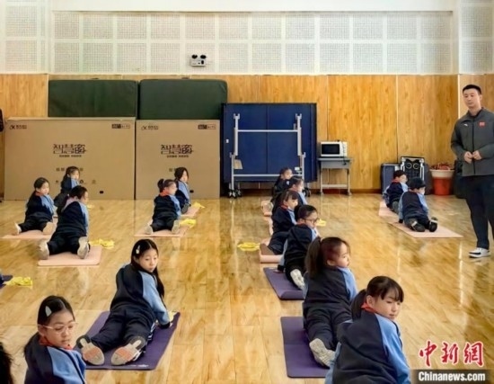 逸陽文思學校學生正在進行運動恢復矯正訓練。<a target='_blank' href='/' ><p align=