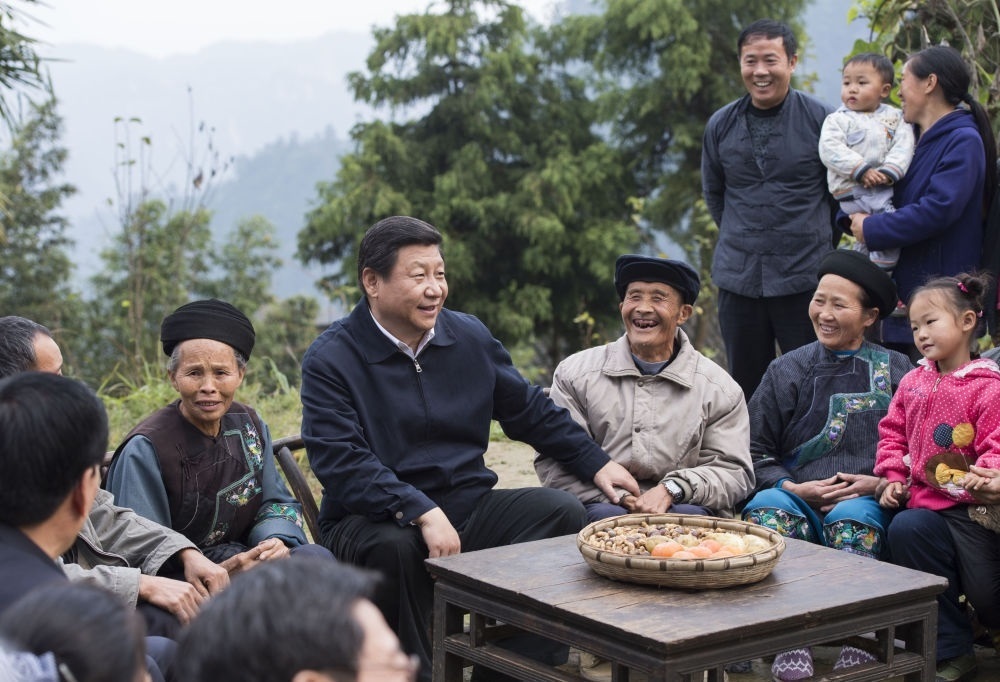 2013年11月3日，習(xí)近平總書(shū)記在湖南湘西土家族苗族自治州花垣縣排碧鄉(xiāng)十八洞村同村干部和村民座談。新華社記者 王曄 攝