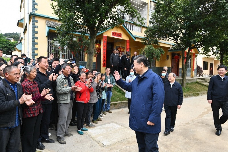 2021年4月25日，習(xí)近平總書(shū)記在廣西桂林市全州縣才灣鎮(zhèn)毛竹山村考察時(shí)，同鄉(xiāng)親們親切交流。新華社記者 謝環(huán)馳 攝