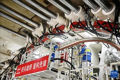 12月30日，中鐵十四局技術人員在盾構掘進開始前檢查“海天號”盾構機。新華社記者 李紫恒 攝