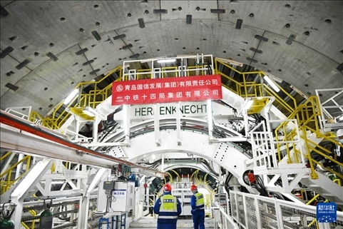 12月30日，中鐵十四局技術人員在盾構掘進開始前檢查“海天號”盾構機。新華社記者 李紫恒 攝