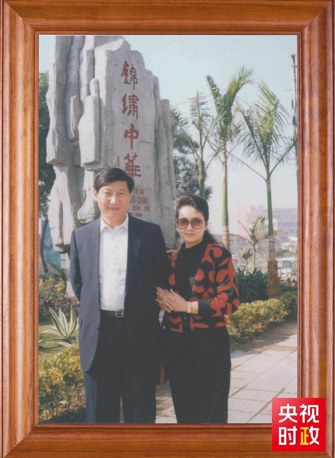 △這是習近平和夫人彭麗媛的合影。這張照片第一次出現(xiàn)在他的書架上。