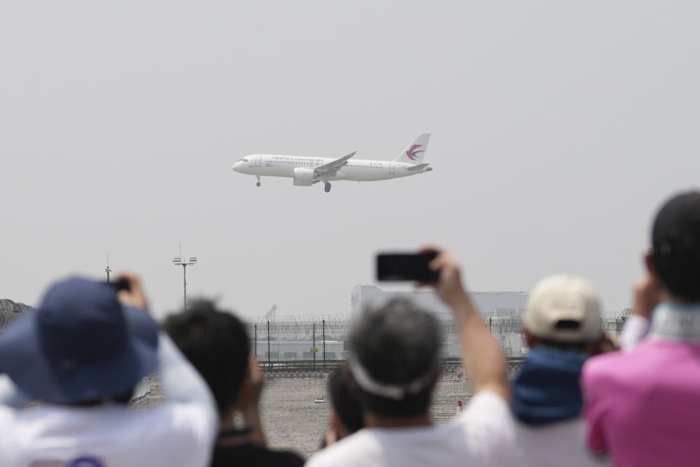 2023年5月28日，C919首個商業(yè)航班東航MU9191飛抵北京首都國際機場。新華社記者 鞠煥宗 攝