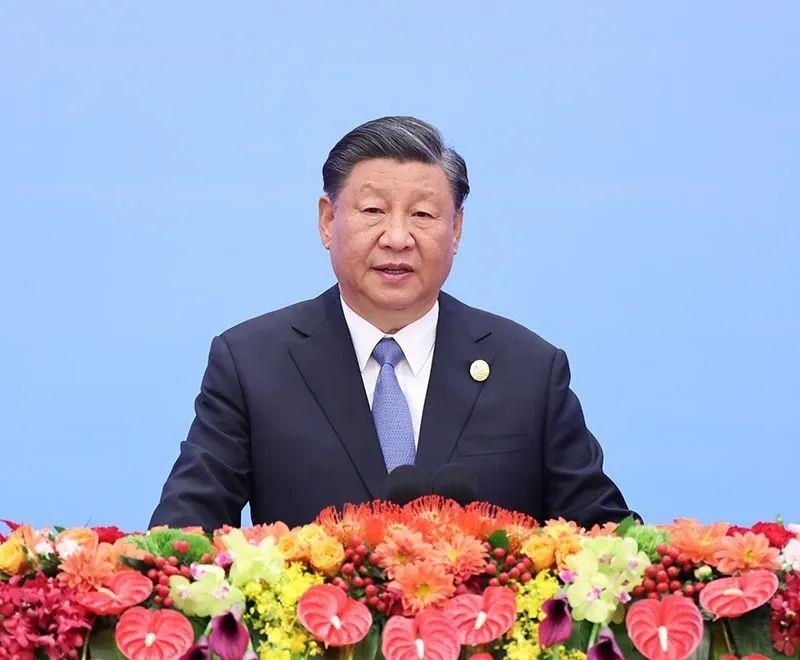 10月18日上午，習近平主席在北京人民大會堂出席第三屆“一帶一路”國際合作高峰論壇開幕式并發(fā)表題為《建設(shè)開放包容、互聯(lián)互通、共同發(fā)展的世界》的主旨演講。
