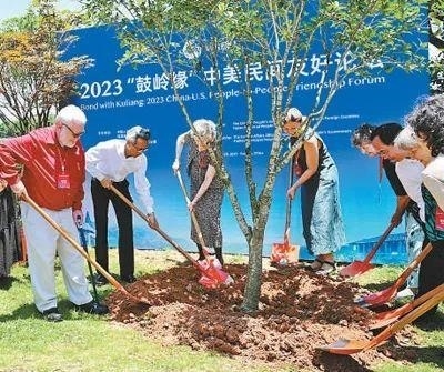 6月，2023“鼓嶺緣”中美民間友好論壇在福建省福州市舉辦。圖為出席“鼓嶺之友”座談會的中美各界人士在鼓嶺共同植樹留念。