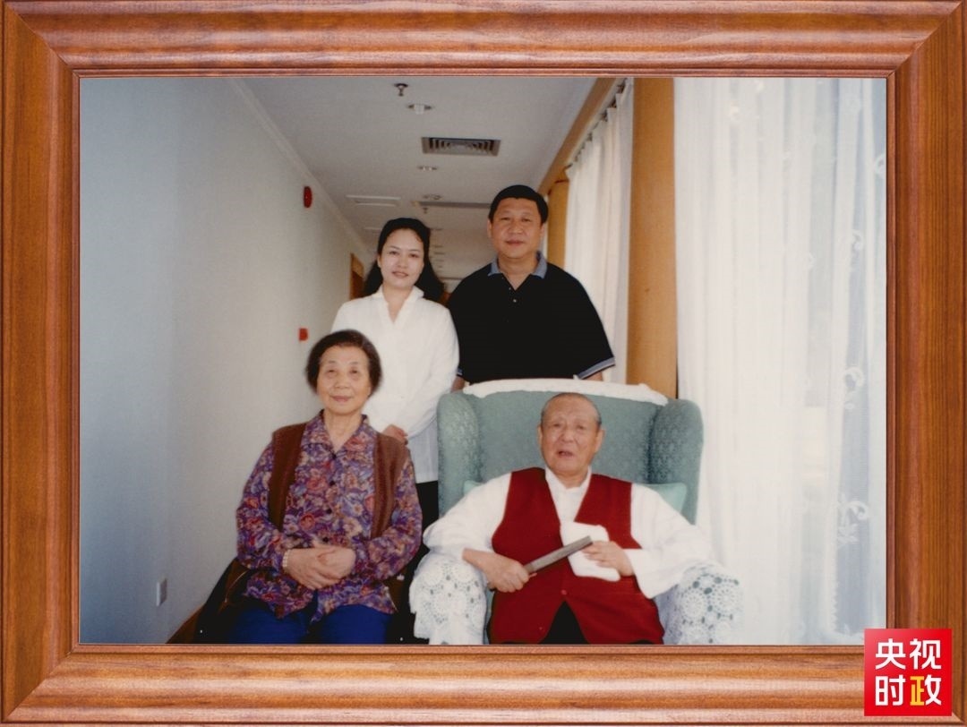 △這是習近平夫婦同父親習仲勛、母親齊心的合影。這張照片第一次出現(xiàn)在他的書架上。