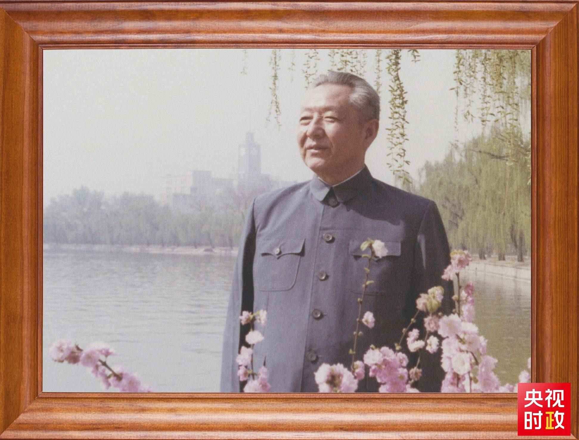 △這是習近平父親習仲勛同志的照片。2023年10月15日，是習仲勛同志誕辰110周年紀念日。這張照片第一次出現(xiàn)在他的書架上。