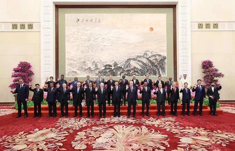10月18日，習近平主席在北京人民大會堂出席第三屆“一帶一路”國際合作高峰論壇開幕式并發(fā)表主旨演講。這是習近平同國際貴賓集體合影。
