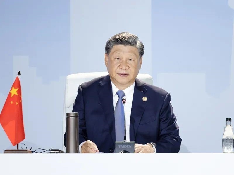 當?shù)貢r間8月24日，習近平主席在南非約翰內(nèi)斯堡出席金磚國家領(lǐng)導人第十五次會晤特別記者會。