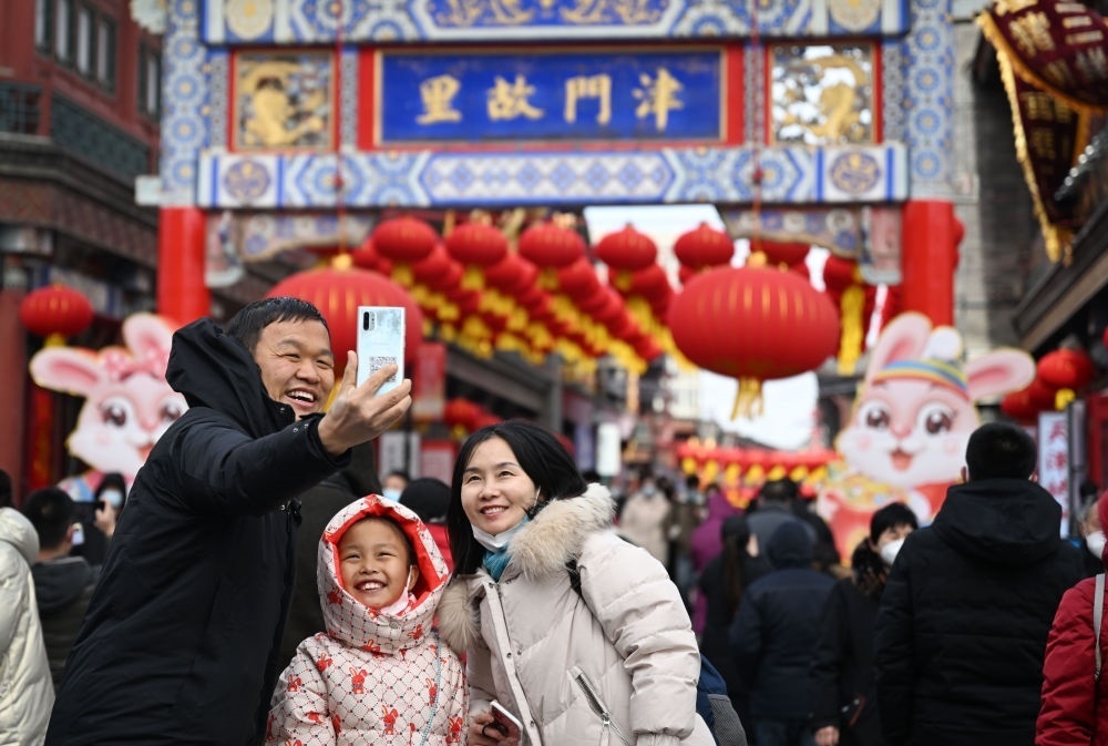 2023年1月26日，農(nóng)歷大年初五，游客在天津古文化街留影。新華社記者 趙子碩 攝