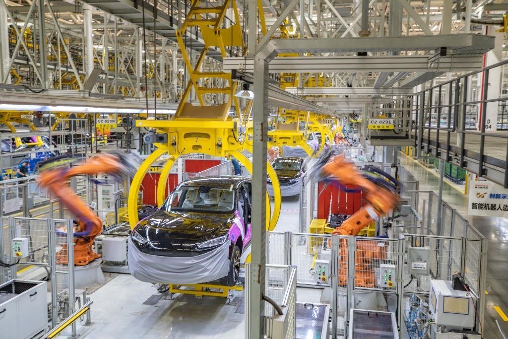 這是2023年8月29日拍攝的賽力斯汽車有限公司兩江智慧工廠作業(yè)現(xiàn)場(chǎng)。新華社記者 黃偉 攝