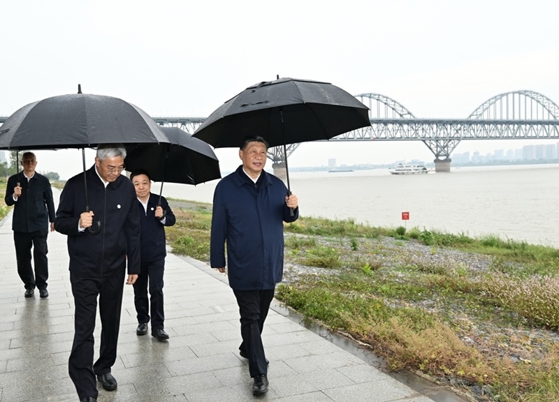 2023年10月10日，習(xí)近平在長江國家文化公園九江城區(qū)段考察時，冒雨沿江堤步行察看沿岸風(fēng)貌。