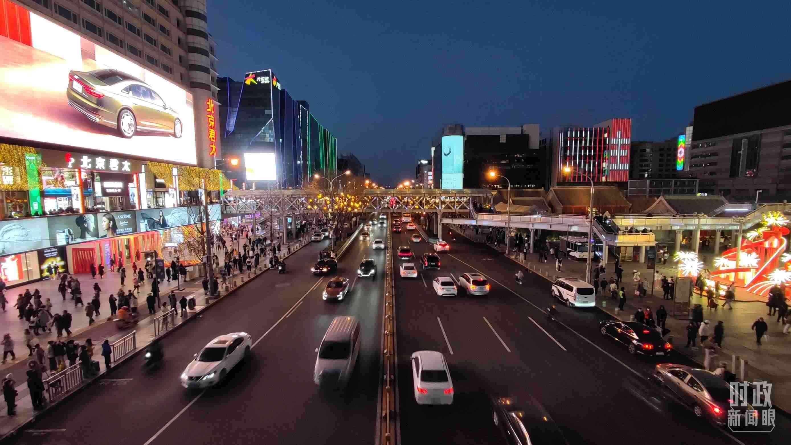 △2023年12月31日，北京西單商業(yè)街區(qū)。（總臺(tái)央視記者薛冠南拍攝）