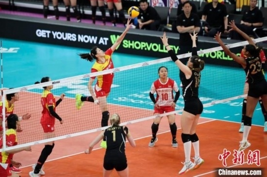 女排世俱杯賽場(chǎng)上，天津渤海銀行女排(紅)對(duì)陣巴西海灘女排(黑)。主辦方供圖