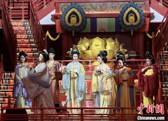 2023年12月31日晚間，在長(zhǎng)安十二時(shí)辰主題街區(qū)進(jìn)行的漢服表演。 中新社記者 張一辰 攝