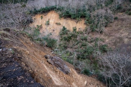  1月2日，在日本石川縣羽咋郡，地震引起山體滑坡。新華社記者張笑宇攝