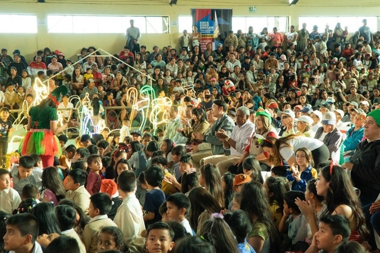 捐贈(zèng)儀式在埃爾查科市中心的體育館舉行。中國(guó)電建厄瓜多爾代表處提供圖