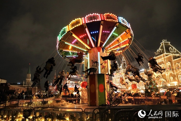 位于莫斯科紅場(chǎng)中央的“古姆”新年集市。人民網(wǎng)記者 隋鑫攝