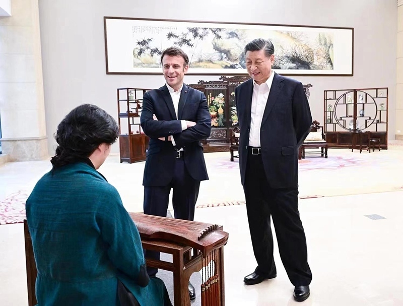 2023年4月7日，習(xí)近平主席在廣東省廣州市松園同法國總統(tǒng)馬克龍舉行非正式會晤。這是兩國元首在白云廳欣賞古琴演奏。