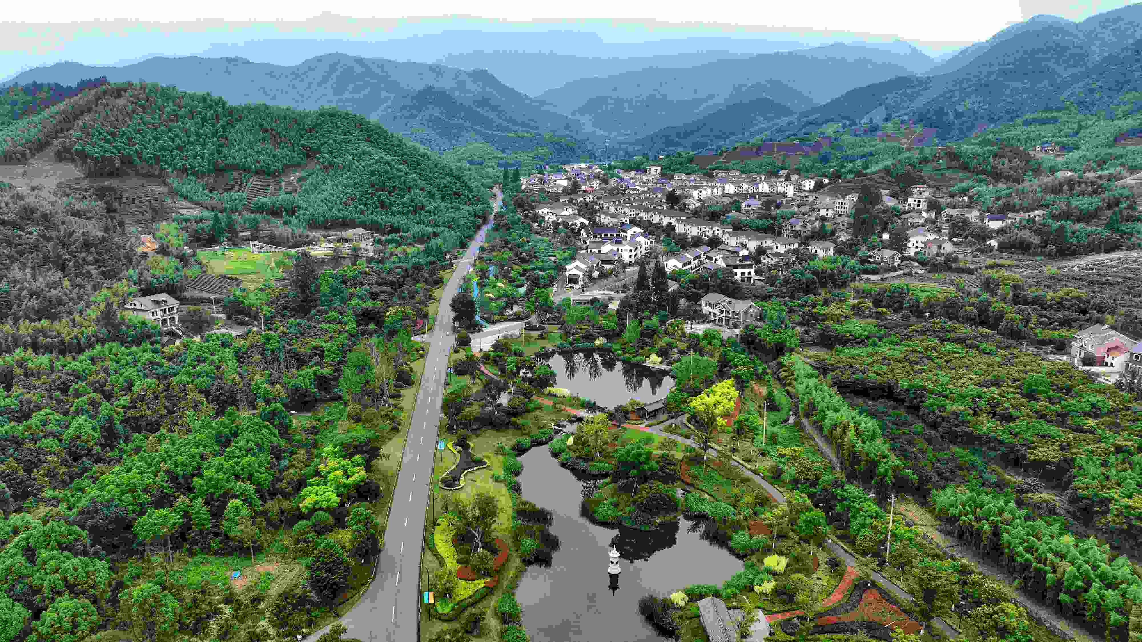 2023年6月6日，杭州余杭區(qū)徑山鎮(zhèn)鄉(xiāng)村，生態(tài)碧水、沿路花海與村莊農(nóng)房相映成趣，構(gòu)成一幅美麗的山水田園畫。