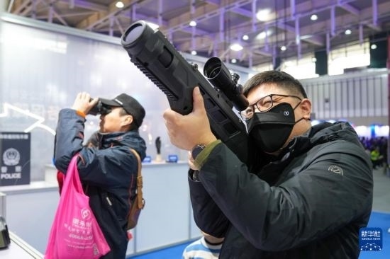 1月6日，觀眾在警營開放周活動(dòng)現(xiàn)場體驗(yàn)警用激光炫目槍。