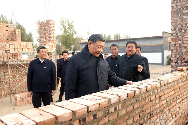 2023年11月10日，習近平總書記在河北保定涿州市刁窩鎮(zhèn)萬全莊村房屋重建施工現(xiàn)場考察。
