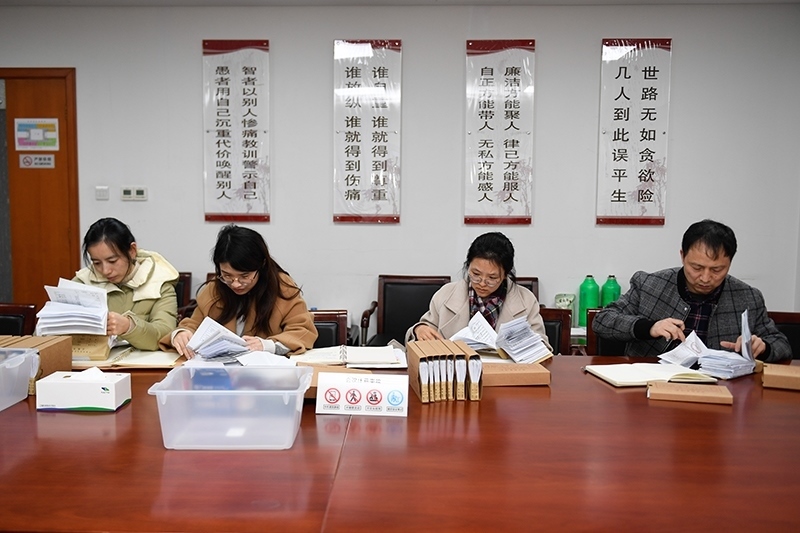 2020年1月8日，浙江寧波市北侖區(qū)紀委工作人員在檢查北侖區(qū)大數(shù)據(jù)發(fā)展管理中心2019年的公款消費票據(jù)，查找是否存在違規(guī)問題。