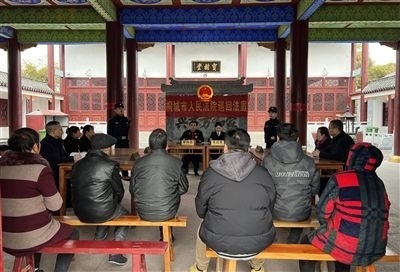  圖③：庭審在謝氏祠堂內(nèi)進(jìn)行。