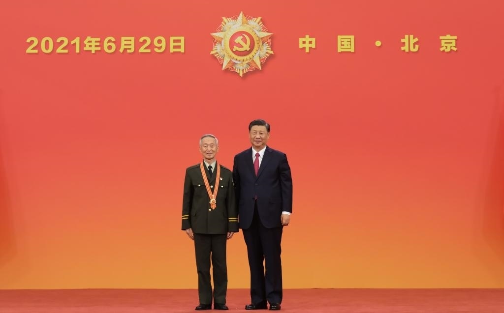 2021年6月29日，習(xí)近平總書(shū)記向“七一勛章”獲得者崔道植頒授勛章。新華社記者 李學(xué)仁 攝