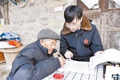  圖③：當(dāng)事人簽署調(diào)解協(xié)議。