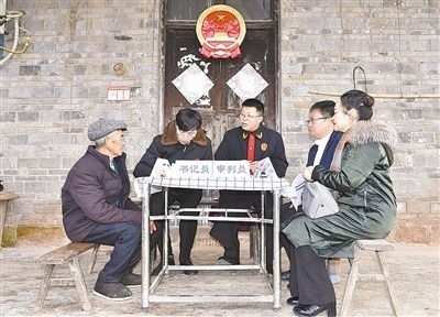  圖②：調(diào)解現(xiàn)場。